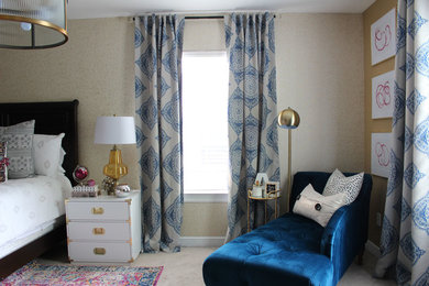 ニューオリンズにある広いトランジショナルスタイルのおしゃれな主寝室 (茶色い壁、カーペット敷き、暖炉なし、ベージュの床) のインテリア