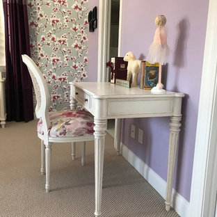 Diseño de habitación de invitados clásica renovada, de tamaño medio, con paredes púrpuras, moqueta y suelo beige