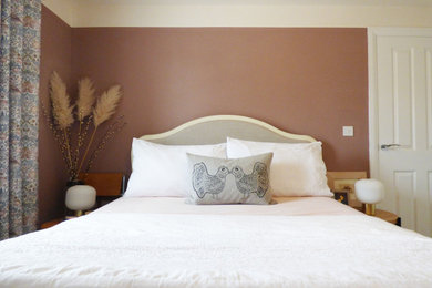 Modelo de dormitorio principal bohemio pequeño con paredes rosas, moqueta y suelo beige