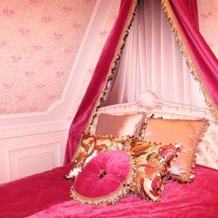 Diseño de dormitorio clásico, de tamaño medio, sin chimenea, con paredes rosas y suelo de madera clara