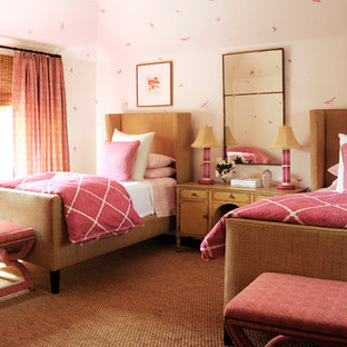 Idée de décoration pour une grand chambre d'amis marine avec un mur rose et un sol en bois foncé.