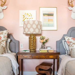 Inspiration för ett mellanstort eklektiskt gästrum, med rosa väggar
