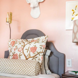 Modelo de habitación de invitados ecléctica, de tamaño medio, con paredes rosas