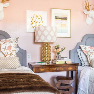 Imagen de habitación de invitados ecléctica, de tamaño medio, con paredes rosas