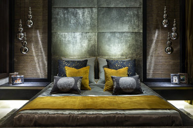 Foto de habitación de invitados bohemia de tamaño medio con paredes multicolor, suelo de mármol y suelo beige