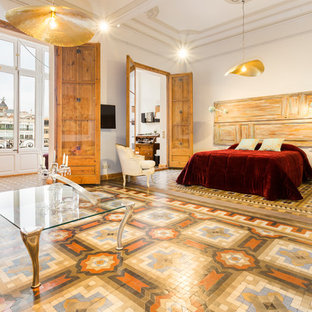 Ejemplo de dormitorio principal, ecléctico, con paredes blancas y suelo multicolor