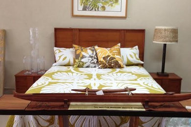 Ejemplo de dormitorio principal exótico de tamaño medio sin chimenea con paredes beige, moqueta y suelo beige