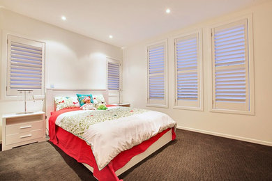 Mittelgroßes Modernes Gästezimmer ohne Kamin mit weißer Wandfarbe und Teppichboden in Sydney