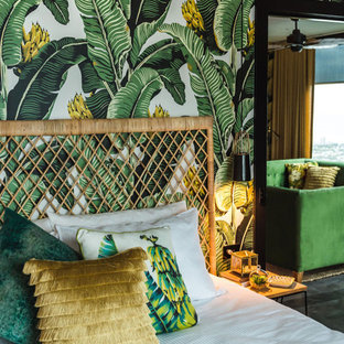 Diseño de dormitorio principal, exótico, pequeño, con paredes verdes