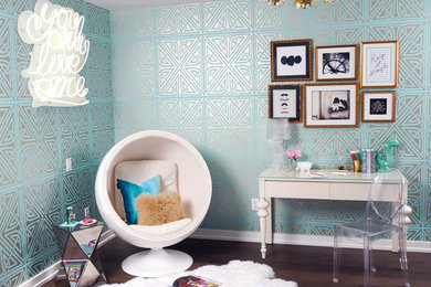 Inspiration pour une chambre bohème de taille moyenne avec un mur bleu et parquet foncé.