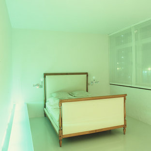 Imagen de dormitorio principal, minimalista, de tamaño medio, con paredes blancas, suelo vinílico y suelo blanco