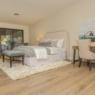 Mittelgroßes Uriges Hauptschlafzimmer mit beiger Wandfarbe, Laminat, Eckkamin, verputzter Kaminumrandung und beigem Boden in Las Vegas