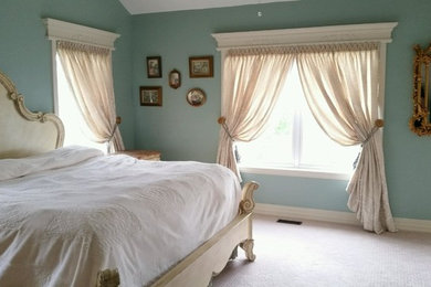Aménagement d'une chambre victorienne de taille moyenne avec un mur bleu et un sol beige.