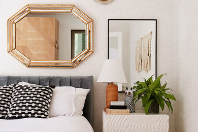 Diseño de habitación de invitados bohemia de tamaño medio con paredes blancas y suelo de madera en tonos medios