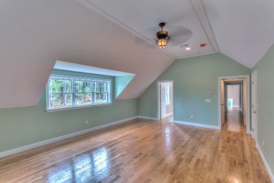 ボストンにある広いコンテンポラリースタイルのおしゃれな主寝室 (緑の壁、淡色無垢フローリング) のインテリア