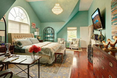 フィラデルフィアにある広いシャビーシック調のおしゃれな主寝室 (青い壁、無垢フローリング、暖炉なし、茶色い床) のインテリア