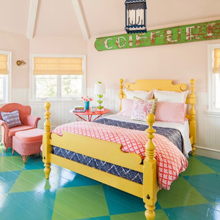 Diseño de dormitorio ecléctico, grande, con paredes rosas, suelo de madera pintada y suelo verde