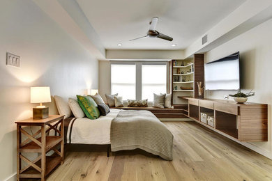 Foto de dormitorio principal moderno de tamaño medio con paredes blancas y suelo de madera clara