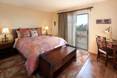 サンタバーバラにあるトラディショナルスタイルのおしゃれな客用寝室 (ベージュの壁、無垢フローリング)