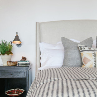 Rustikales Hauptschlafzimmer mit weißer Wandfarbe und Teppichboden in Orange County
