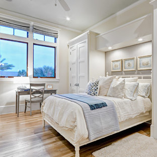 Ejemplo de dormitorio marinero con paredes beige