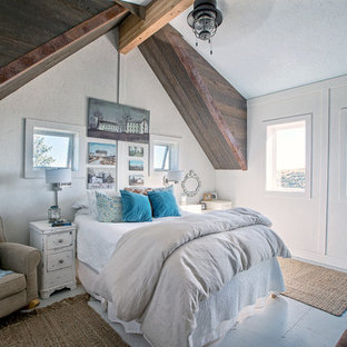 Imagen de dormitorio tipo loft, actual, de tamaño medio, con paredes blancas, suelo de madera pintada y suelo azul