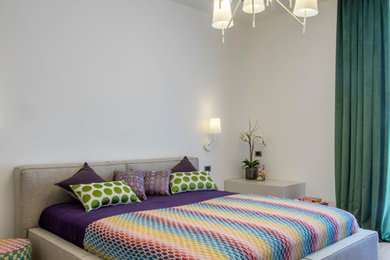 他の地域にある中くらいなモダンスタイルのおしゃれな客用寝室 (白い壁、無垢フローリング、ベージュの床) のインテリア