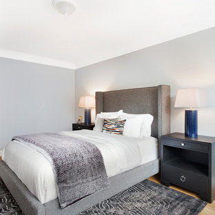 Foto de dormitorio principal, tradicional renovado, pequeño, con paredes azules, suelo de bambú y suelo beige