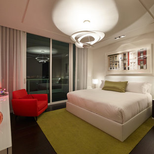 Imagen de dormitorio principal, actual, grande, con paredes blancas y suelo de contrachapado