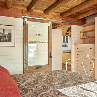 Ejemplo de dormitorio rural con paredes beige