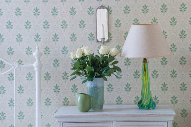 ロンドンにあるトラディショナルスタイルのおしゃれな客用寝室 (緑の壁)