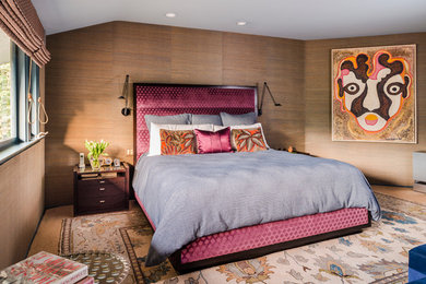 Imagen de dormitorio principal contemporáneo grande sin chimenea con paredes marrones, moqueta y suelo beige