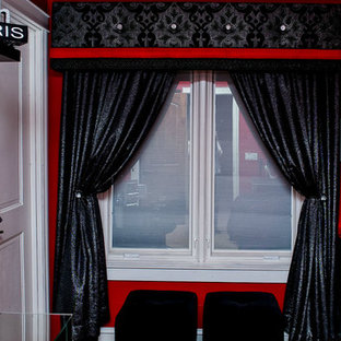 Modelo de dormitorio principal, clásico, de tamaño medio, sin chimenea, con paredes rojas y moqueta