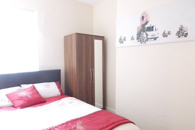 Foto de habitación de invitados moderna pequeña con paredes blancas y moqueta
