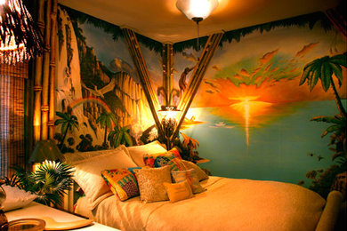 他の地域にある中くらいなビーチスタイルのおしゃれな寝室 (マルチカラーの壁、暖炉なし)