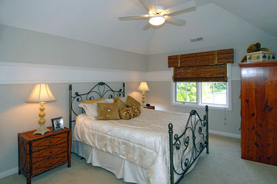 Diseño de dormitorio clásico de tamaño medio sin chimenea con paredes grises y moqueta