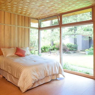 Modelo de dormitorio principal, retro, de tamaño medio, con suelo de corcho