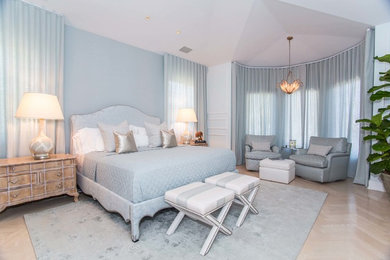 Foto di una camera da letto chic con pareti blu