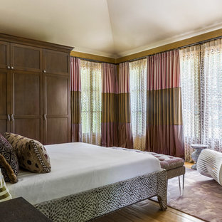 Diseño de dormitorio principal, ecléctico, grande, sin chimenea, con paredes amarillas, suelo de madera clara y suelo amarillo
