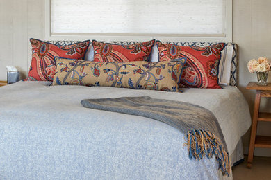 Foto de dormitorio principal costero de tamaño medio con paredes beige, moqueta y suelo beige