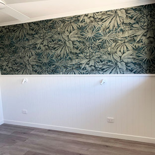 Imagen de dormitorio principal y papel pintado, exótico, de tamaño medio, papel pintado, con paredes blancas, suelo de linóleo y papel pintado