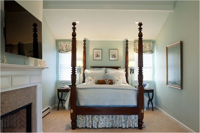 Diseño de dormitorio principal tradicional de tamaño medio con paredes verdes, moqueta, todas las chimeneas, marco de chimenea de baldosas y/o azulejos y suelo beige