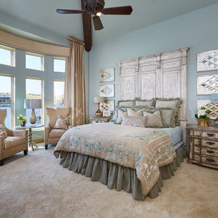 Immagine di un'ampia camera matrimoniale shabby-chic style con pareti blu, moquette e nessun camino