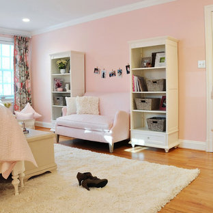 Großes Eklektisches Schlafzimmer ohne Kamin mit rosa Wandfarbe und braunem Holzboden in Washington, D.C.