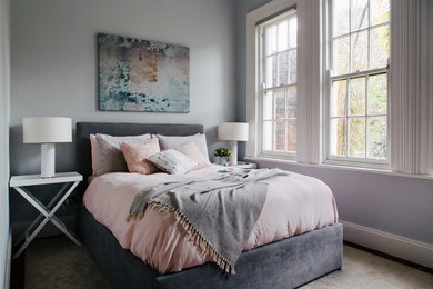 Idées déco pour une chambre grise et rose classique.