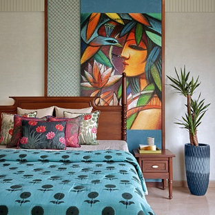 Imagen de habitación de invitados tropical con paredes grises y suelo beige