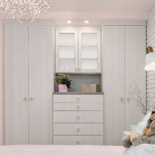 Ejemplo de dormitorio contemporáneo, pequeño, con paredes rosas, suelo de madera clara y suelo marrón