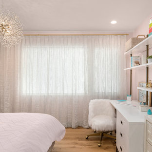 Diseño de dormitorio contemporáneo, pequeño, con paredes rosas, suelo de madera clara y suelo marrón