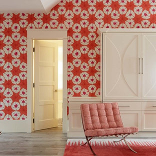 Idee per una camera da letto country con pareti rosse, pavimento in legno massello medio e pavimento grigio