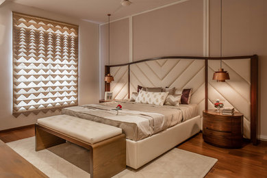 Ispirazione per una camera da letto chic di medie dimensioni con pavimento in legno massello medio